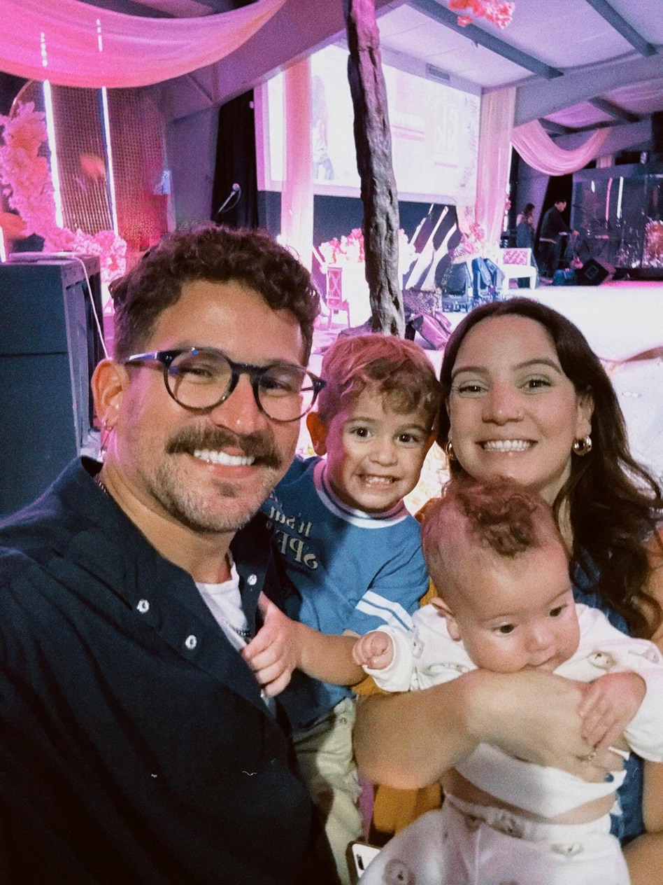 Victor Santiago con su esposa y sus dos hijos